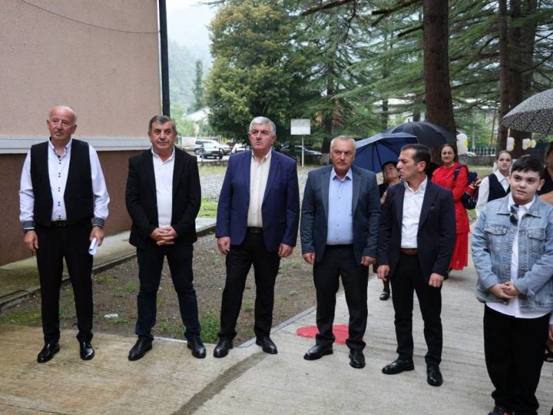 ცაგერის მუნიციპალიტეტის მერმა ჭაბუკი ჭაბუკიანმა სასწავლო წლის დაწყება მიულოცა ქალაქ...
